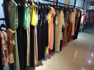 工厂服装自产自销 100天退换货，专注服装批发兼零售全攻略